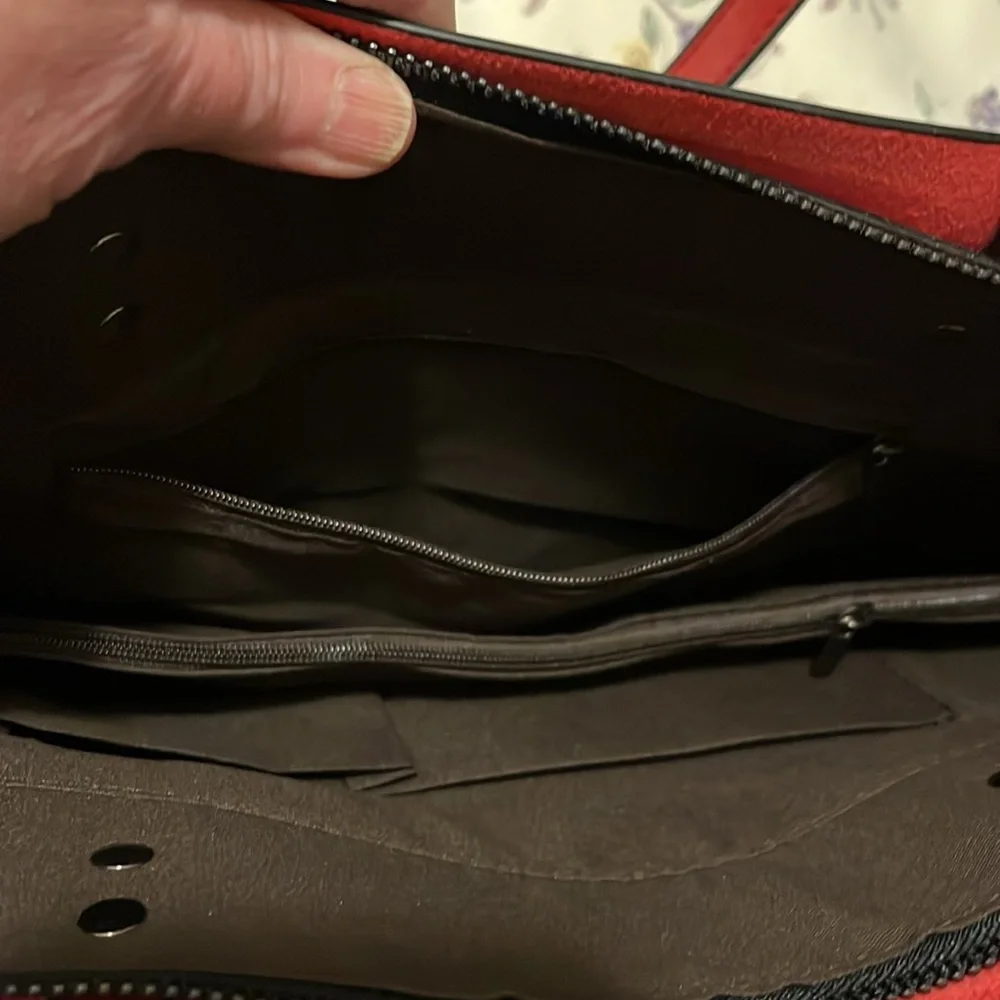 NWOT red (faux?) leather tote with zipper and pockets. - Picture 6 of 10